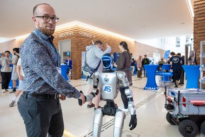 Prof. Dr. Christian Kupsch und der Roboter Unitree stellen den neuen Studiengang Smart Systems Engineering vor.