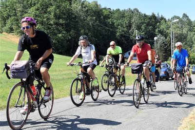 Nach dem Rundgang durch das ehemalige KZ-Außenlager Lengenfeld erfolgte der Start zur 1600 Kilometer langen Radtour nach Rom.