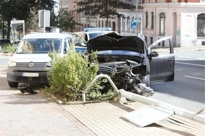 Ein VW prallte am Samstagnachmittag gegen ein parkendes Fahrzeug und eine Laterne.