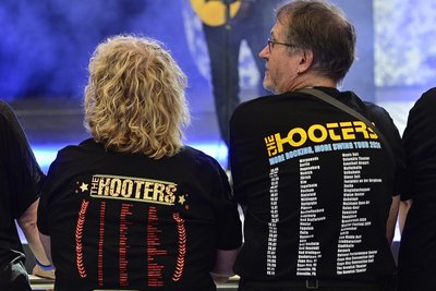 Zeig allen, dass du ein Hooters-Fan bist.