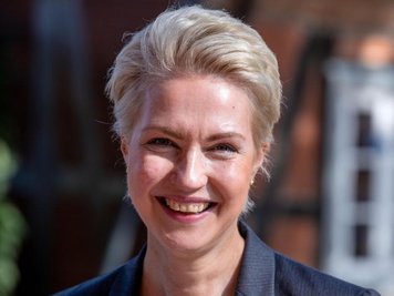            Hochrechnungen zufolge hat sich die SPD mit Regierungschefin Manuela Schwesig erwartungsgemäß in Mecklenburg-Vorpommern durchgesetzt.