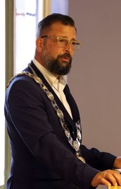 Marcus Steinhart hat sich bei der Kommunalaufsicht gemeldet. Dort wird geprüft, ob es dienstliche Konsequenzen für ihn gibt. 