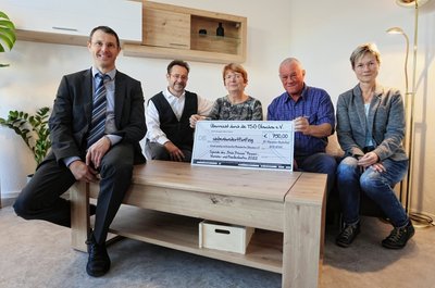 Von links: Andreas Wagner von der Glauchauer Volksbank, André Resaie und Rosemarie Szelig vom Verein für geistig und körperlich Behinderte Glauchau, der TSG-Glauchau-Vereinsvorsitzende Armin Pfitzmann und "Freie Presse"-Geschäftsstellenleiterin Michèle Schloms. 