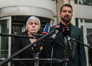 In ihrer Klage fordert die Kundin Rita M. - hier neben ihrem Anwalt Daniel Kuhlmann - von dem Geldinstitut Schadenersatz. 