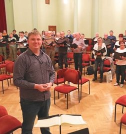 Michael Pauser probt mit seinem Chor in Langenbernsdorf. 