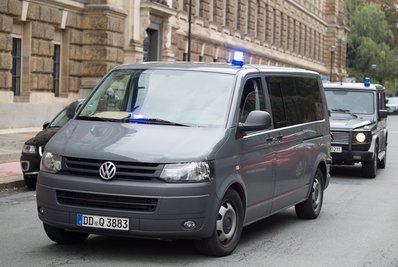 Ein Polizeitransporter auf dem Weg zum Haftprüfungstermin von Jaber Albakr .