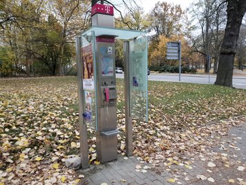 Wie die Beamten am Donnerstag mitteilten, wurde die letzte Drohung am Dienstag von einer Telefonsäule an der Straßenbahnhaltestelle "Tschaikowskistraße" an der Augustusburger Straße abgesetzt. Die Drohung am Donnerstag ging jedoch von dieser Zelle an der Karl-Liebknecht-Straße aus.