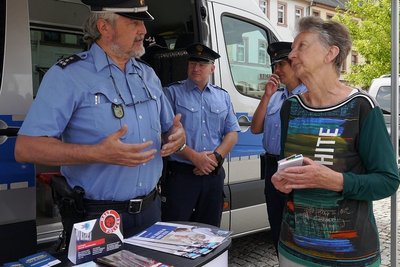 Polizeihauptkommissar Uwe Nerger im Gespräch mit Gabriele Günther, die sich am Präventionsmobil der PD Chemnitz zum Thema Einruchschutz beraten ließ. 