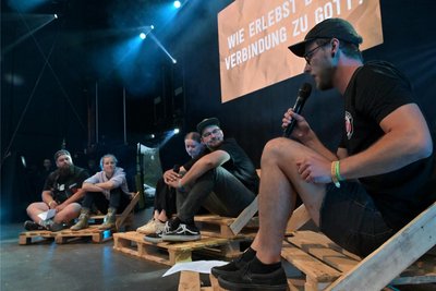 Eine Gesprächsrunde, das Format „Base“ rund um ein wertebasiertes Leben mit Gott, moderierten Christian Schlotterbeck (links außen) und Martin Göttlich (rechts außen).