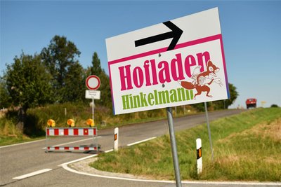 Nils Graichen hilft sich selbst. Er hat selbst gebaute Wegweiser zum Hofladen Hinkelmann am Beginn der Baustelle aus Richtung Rochlitz angebracht.