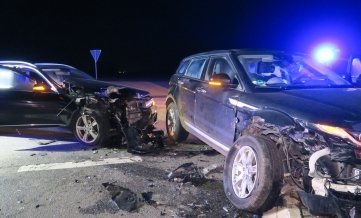 Auf dem Autobahnzubringer von Aue Richtung Hartenstein sind am Montagabend zwei Pkw zusammengestoßen. 