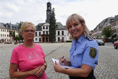Jana Kindt von der Inspektion Zentrale Dienste/Fachdienst Prävention (re.) kam mit Elly Martinek, Vorsitzende des Rochlitzer Seniorenrates, beim Sicherheitstag ins Gespräch. 