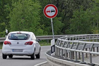 Nach den schweren Unfällen mit zwei Todesopfern stehen an der Freitagstraße Überholverotschilder.