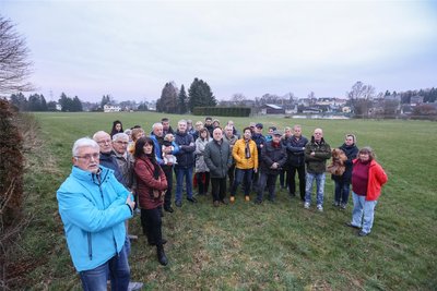 Auf einer großen Grünfläche neben dem Wohngebiet Am Hexenberg soll ein neues Baugebiet entwickelt werden. Immer mehr Anwohner schließen sich einer Bürgerinitiative dagegen an.