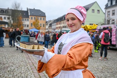 „Schokoladenmädchen“ Madeleine Last brachte ihren selbst gemachten Schokolikör unter die Leute. Zuweilen bildeten sich bei ihr Schlangen.