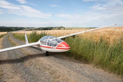 Eine sogenannte Außenlandung ist bei Flügen mit Segelfugzeugen nicht ungewöhnlich. So war im Juli vorigen Jahres dieses Segelflug in einem Getreidefeld in der Gemeinde Weißenborn gelandet. Der 19-jährige Pilot war zuvor  in Riesa-Canitz zu einem Rundflug gestartet. Aufgrund ungünstiger Thermik konnte er jedoch nicht zu dem Flughafen zurückkehren und musste sich für eine sogenannte Außenlandung entscheiden. 