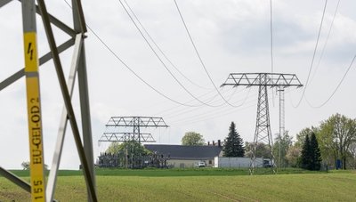 Vom Elsdorfer Umspannwerk aus soll eine Stromtrasse gebaut werden. Tauschaer Bürger haben gegen die Landesdirektion geklagt, die eine Freileitungsvariante genehmigt hat. Sie fordern ein Erdkabel. 