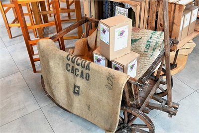 Ein kleiner Anteil im Hofladen sind erlesene Produkte aus aller Welt wie Kakao aus Ecador. 
