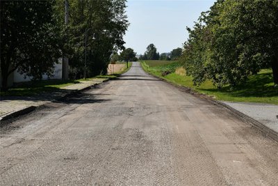 Die Fahrbahndecke der B 175 zwischen den Abzweigen nach Spernsdorf und Hermsdorf ist abgefräst, gebaut wird nur an sehr wenigen Stellen.