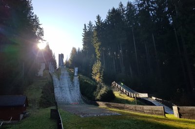 Die Elsterschanzen in Bad Elster dürfen aufgrund verschiedener Mängel seit 2007 nicht mehr für Wettkämpfe genutzt werden. Jetzt wird die Anlage instandgesetzt.