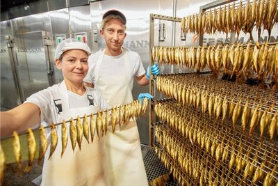 Sie holen den Fisch aus dem Räucherofen: Sandra Helbig, seit elf Jahren im Unternehmen und Daniel Mocka, seit 19 Jahren für die Firma Zaumseil tätig. 