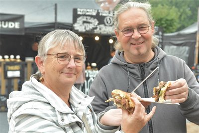 Conny und Thomas Hein aus Thüringen wurden von zwei Burgern satt. Beide waren begeistert über Qualität und Größe der Speisen: „Der Geschmack war großartig, das richtige, um den großen Hunger zu stillen.“