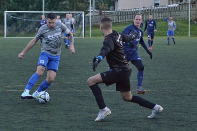 Die endgültige Entscheidung: Kevin Unger (l.) lässt sowohl Raschaus Monty Wittek (r.) als auch Keeper Jonas Guhr aussteigen und schiebt zum zwischenzeitlichen 4:1 für den FSV Sosa ein.