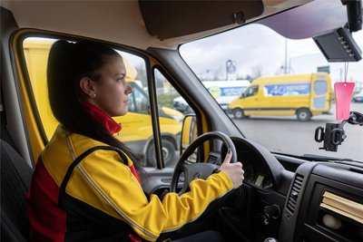 Weit zu fahren hat Jenny Grunert nicht, weil Eckersbach ihr Bezirk ist. Dafür läuft sie jeden Tag mehrere Tausend Schritte. Vollzeitkräfte legen bis zu 30.000 Schritte zurück.