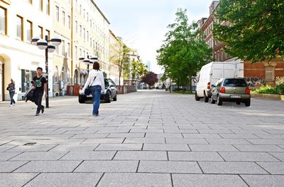 Autos auf dem gesamten Brühl - das sehen die Pläne der Stadt vor. Wer in einem Laden entlang der Straße einkaufen will, soll die Möglichkeit erhalten, dort auch mit dem eigenen Wagen vorzufahren.