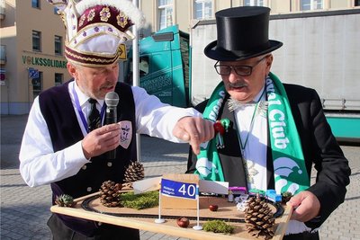 Der Präsident des ICV, Uwe Thümmler, erklärt es Bürgermeister Volker Bachmann: "Schau, wir drehen uns immer nur im Kreis, so wie diese Eisenbahn." 