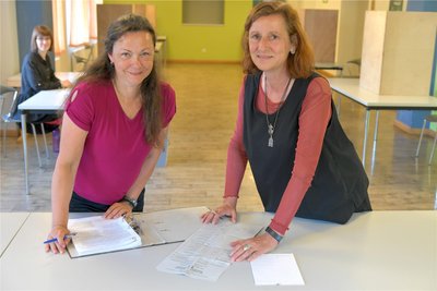 In Sachsen finden Landtagswahlen statt. Im Bild Wahlraum 210 im Haus Dürer des GSG mit Silke Heyn und Katharina Wegelt (v.l).