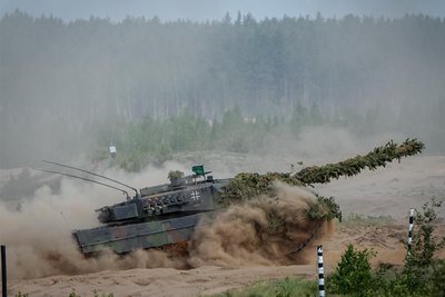 Ein Leopard-2-Kampfpanzer der Bundeswehr bei einer Nato-Übung Ende Mai in Litauen. Die Politik diskutiert über eine Neuauflage der 2011 ausgesetzten Wehrpflicht. Ein erster Entwurf für ein Gesetz deutet an, wie das Ganze aussehen könnte.