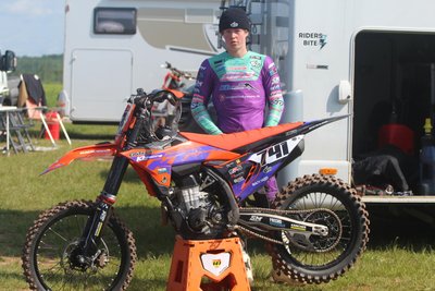 WM-Supermoto-Pilot Eddy Frech an seiner KTM. Er holte sich in Hainichen die Siege in beiden Läufen.