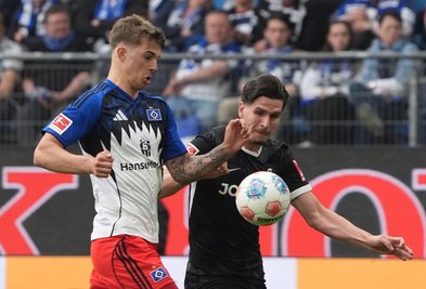 Torschützen unter sich: HSV-Verteidiger Luka Vuskovic (l) und Freiburgs Igor Matanovic. 