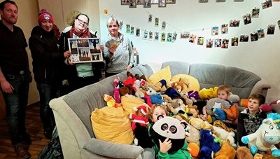 Im Stollberger "Lebensbaum" war die Freude groß, als Benjamin Fritsch und Doreen Günther vom Wölfe-Fanblock die Spenden an Heimleiter Matthias Müller (l.) und Erzieherin Katrin Dockhorn (r.) übergaben. 