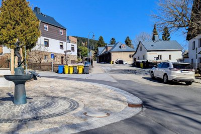 Vom Stadtzentrum bis zum Faschingsbrunnen (l.) ist die Karlsbader Straße bereits saniert. Nun folgt der zweite Abschnitt stadtauswärts.