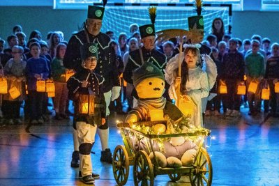 Die Bei der Mini-Bergparade fanden sich die Kinder sowie Ernst Schindler, Ludwig Höll und Wolfgang Ternick von der Bergbrüderschaft Sosa in diesem Jahr in der Turnhalle ein. 