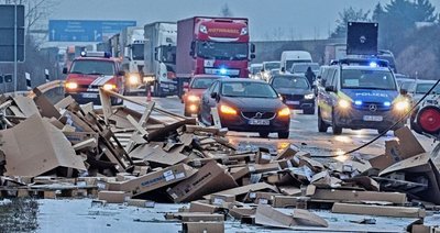 Die Ladung des verunglückten Sattelschleppers blockierte zunächst alle Fahrspuren der Autobahn.