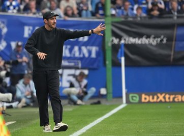 Feuerte sein Team an: Freiburgs Trainer Julian Schuster. 