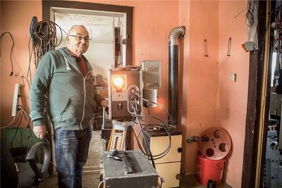 "Kinomann" Helmut Göldner am Filmprojektor, mit dem er Kino aufs Land bringt. Foto: Kippelsteiner Filme 