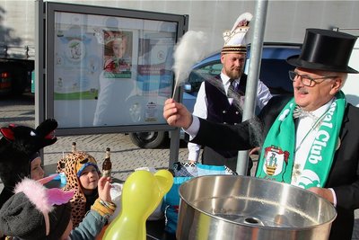 Bürgermeister Volker Bachmann macht als Zuckerwatte-Verschenker eine gute Figur.