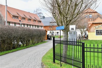 Über einen schmalen Weg ist der Dreiseithof zu erreichen. 