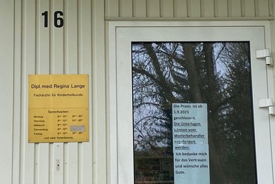 Für die Kinderarztpraxis an der Hartmannstraße 16 gibt es bislang keinen Nachfolger - hier ein Foto vom 10. April 2024.