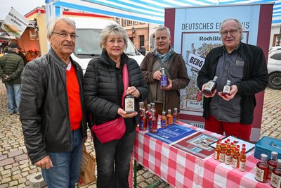 Siegfried und Marlen Kaupa (von links) probierten bei Matthias Grimm und Tilo Braune den Rochlitzer Berggeist.