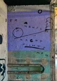 Verstörende Mauerinschriften von Simon Schirmer.