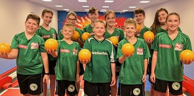 Zu den Nachwuchskeglern bei Saxonia Bernsbach gehören (h. v. l.) Kevin Küfner, Katharina Schulze, Nils Aurich, Tamina Schauer, Nils Dietrich und Denise Frölich sowie (v. v. l.) Chesley Neumann, Tim Wendler, Helena Stolarczyk, Max Colditz und Lilly Küffner. Es fehlt Marie Thomas.