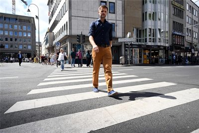 Nico Rathmann, Fußverkehrsbeauftragter der Stadt Köln, unterwegs in der Rheinmetropole. Das Beispiel Leipzig machte Schule: Seit vergangenem Jahr hat auch Köln einen Chef-Fußgänger. Foto: Federico Gambarini/dpa