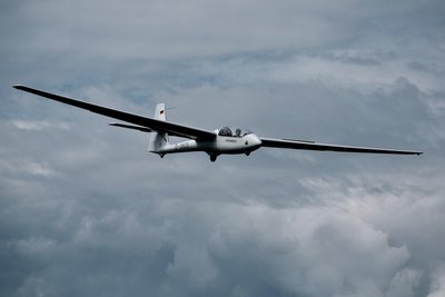 Das Segelflugzeug für die Ausbildung dreht Runden über Greiz-Obergrochlitz.