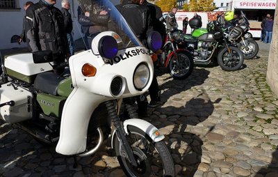 Neben dem echten Sicherheitsdienst war sogar die Volkspolizei vor Ort, denn auch Besitzer von historischern DDR-Motorrrädern und -Fahrzeugen nutzten diese Gelegenheit für einen Ausflug nach Zschopau.