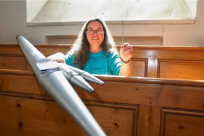 Kantorin Susanne Häußler zeigt eine der Orgelpfeifen. Die kleinste misst 18 Zentimeter, die längste 2,60 Meter.